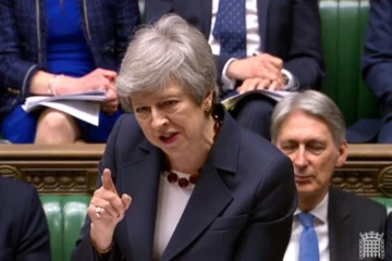 La Première ministre Theresa May s'exprime lors de la séance des questions au parlement à Londres le 27 mars 2019