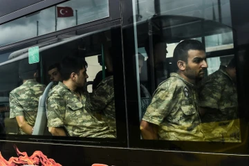 Des soldats turcs soupçonnés d'avoir participé à la tentative de putsch emmenés au tribunal le 20 juillet 2016 à Istanbul