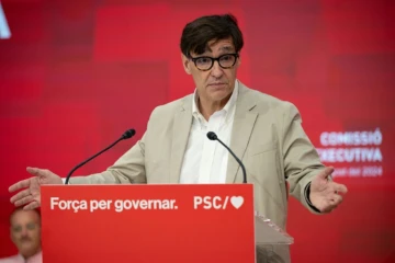 Le chef du Parti socialiste de Catalogne Salvador Illa prononce un discours au siège du parti à Barcelone, le 3 août 2024