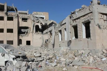 Une capture d'écran d'une vidéo d'AFPTV prise le 1er septembre montre des bâtiments détruits après des raids aériens de la coalition emmenée par l'Arabie saoudite à Dhamar, au sud de la capitale Sanaa