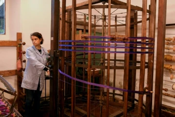 Une femme trie des fils de soie sur un ourdissoir d'un modèle conçu par Léonard de Vinci, le 29 octobre 2018 à Florence, en Italie