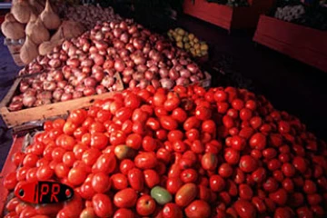 Tomates et oignons sur un marché forain