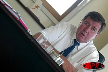 Lundi 8 novembre 2004


Érick Lazarus, directeur général d'Air Bourbon, affirme que sa compagnie est &quot;sortie d'affaire&quot;