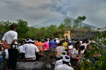 Des hindous balinais prient devant le mont Agung dans l'espoir d'empêcher une éruption, le 26 novembre 2017