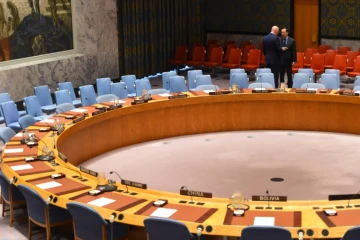 L'ambassadeur russe Vassily Nebenzia (G) et l'ambassadeur chinois MA Zhaoxu aux Nations Unies le 23 février 2018 avant un réunion du conseil de sécurité