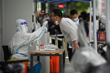 Test salivaire pour le coronavirus sur un site de dépistage à Pékin, le 13 juin 2022