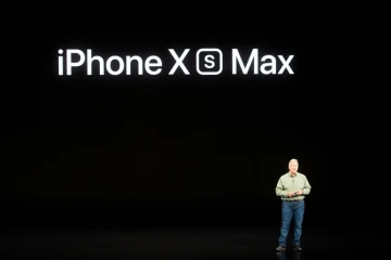 Phil Schiller, vice-président marketing d'Apple, présente de nouvelles versions très haut de gamme de l'iPhone au siège de Cupertino, en Californie, le 12 septembre 2018