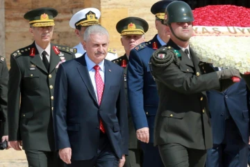 Le Premier ministre turc Binali Yildirim (c) et des membres de la haute hiérarchie militaire, lors d'une visite au mémorial Mustafa Kemal Ataturk à Ankara, le 28 juillet 2016