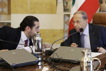 Le président libanais Michel Aoun (D) et le Premier ministre Saad Hariri lors d'un conseil des ministres le 5 décembre 2017, à Baabda, près de Beyrouth