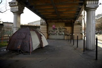 Une personne sans-abri dort sous un métro à Paris, le 28 décembre 2017