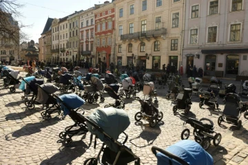 Cent neuf landaus vides, le nombre d'enfants tués en Ukraine, à Lviv le 18 mars 2020 