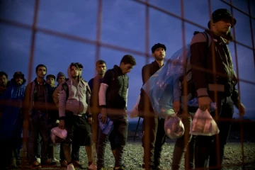 Des migrants et des réfugiés font la queue à la frontière entre la Grèce et la Macédoine le 21 septembre 2015