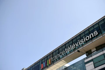 Logo de France Télévisions en haut de l'immeuble du siège, le 23 avril 2015 à Paris