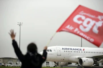 Un salarié d'Air France brandit un drapeau de la CGT, le 5 octobre 2015 à Roissy, au siège de la compagnie