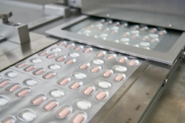 Photo fournie le 16 novembre 2021 par Pfizer montrant la production de sa pilule contre le Covid (Paxlovid), dans une usine de Fribourg, en Allemagne