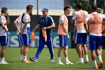 Le sélectionneur Stanislav Cherchesov dirige une séance d'entraînement de l'équipe de russie, le 29 juin 2018 à Novogorsk