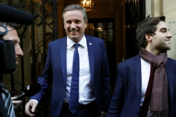 Nicolas Dupont-Aignan le 28 avril 2017 quitte le QG de Marine Le Pen à Paris
