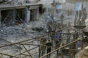 Des combattants syriens soutenus par Ankara inspectent les lieux d'une explosion d'une voiture piégée, à Tal Abyad, dans le nord de la Syrie, le 2 novembre 2019