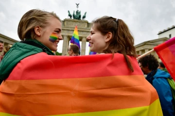 Deux femmes enveloppées dans un drapeau arc-en-ciel le 30 juin 2017 à Berlin