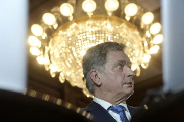 Le président finlandais Sauli Niinisto répond à la presse à Helsinki après avoir été réélu au premier tour le 28 janvier 2018.