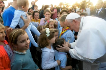 Le pape François rencontre des enfants des écoles catholiques à son arrivée à Rabat, le 30 mars 2019 au Maroc