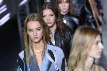 Des mannequins défilent pour Louis Vuitton, le 7 octobre 2015 à Paris