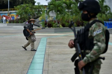 Un soldat colombien monte la garde dans une rue de Cali, le 29 mai 2021
