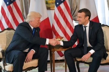 Le présidents américain Donald Trump (G) et français Emmanuel Macron (D) se serrent la main lors d'une rencontre en marge du sommet de l'Otan à Bruxelles le 25 mai 2017