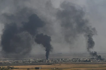 Photo prise dans la ville turque de Ceylanpinar et montrant de la fumée qui s'élève au dessus de la ville syrienne de Ras al-Aïn, le 11 octobre 2019