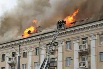 Les pompiers luttent contre les flammes dans un bâtiment touché par une frappe russe, le 19 avril 2024 à Dnipro, dans le centre-est de l'Ukraine