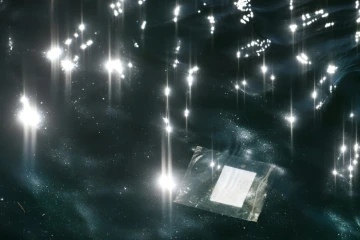 Sachet en plastique flottant dans la mer à Brest, le 18 mars 2022