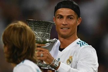 L'attaquant star du Real Madrid Cristiano Ronaldo soulève la Supercoupe d'Espagne après la victoire face au Barça à Santiago Bernabeu, le 16 août 2017