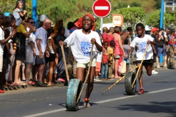 1.8 kilometre de course derrière un pneu, à Mamoudzou dans le nord-est de Mayotte le 19 juin 2019