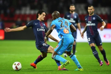 L'attaquant du PSG Edinson Cavani face au défenseur de l'OM Rod Fanni, le 22 octobre 2016 au Parc des Princes 