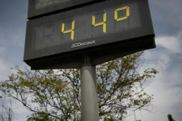 Un thermomètre de rue indique une température de 44°C à Séville, le 12 juillet 2022 en Espagne