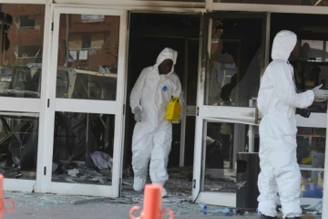 Des enquêteurs relèvent des indices après l'attaque contre l'hôtel Splendid, le 18 janvier 2016 à Ouagadougou  