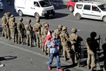 Des soldats libanais déployés pour ouvrir les routes fermés par des manifestants antigouvernementaux, le 30 octobre 2019 à Beyrouth