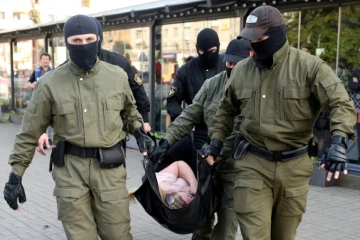 Des policiers transportent une manifestante après un nouveau rassemblement contre le pouvoir, à Minsk le 19 septembre 2020