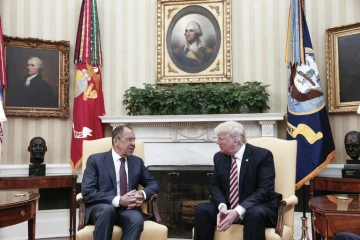 Photo fournie le 10 mai 2017 par le ministère russe des Affaires étrangères du  président américain Donald Trump (g) et du ministre russe des Affaires étrangères Sergueï Lavrov, lors d'une rencontre à la Maison Blanche, à Washington