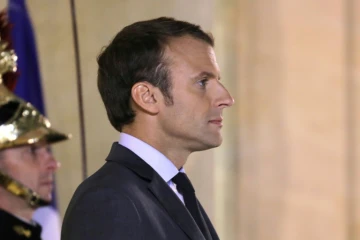 Le président Emmanuel Macron sur le perron de l'Elysée le 31 octobre 2017