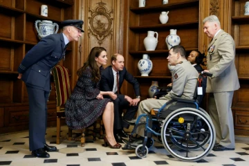 Le prince William et son épouse Kate rencontrent des soldats blessés à l'Institution nationale des Invalides, le 18 mars 2017 à Paris