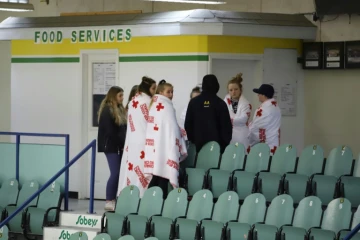 Des personnes en deuil dans la patinoire Humboldt, Saskatchewan, le 7 avril 2018 au lendemain de la collusion entre un car et un camion, qui a fait 15 morts