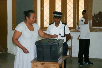 Une femme vote lors des législatives, le 10 septembre 2016 à Victoria, aux Seychelles