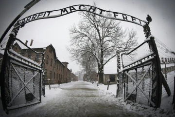 Entrée dans l'ex-camp de concentration nazi Auschwitz-Birkenau en Pologne, le 25 janvier 2015