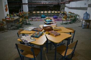 Une salle de classe installée dans un abri souterrain avant la rentrée scolaire, le 29 août 2022 à Kiev, en Ukraine