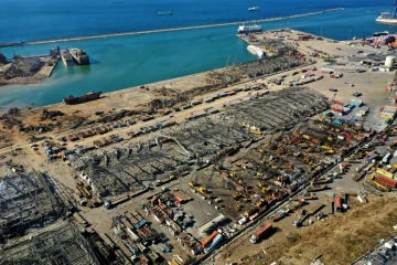 Vue aérienne des quartiers de la ville et du port de Beyrouth dévastés, le 5 août 2020 après la double explosion
