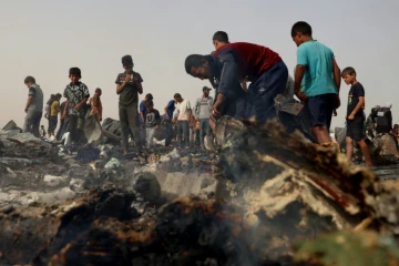 Des Palestiniens constatent les dégâts dans le camp pour personnes déplacées bombardé par l'armée israélienne à Rafah, dans le sud de la bande de Gaza, le 27 mai 2024