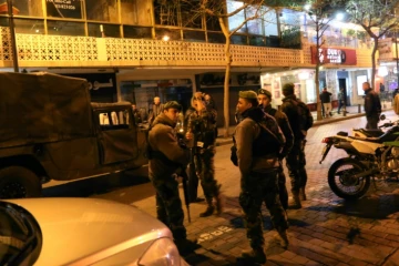 Des forces de sécurité libanaises sécurisent un périmètre autour d'un café de la rue Hamra où un kamikaze a été arrêté quelques minutes avant de se faire exploser, le 22 janvier 2017 à Beyrouth