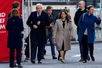 Le Premier ministre britannique Boris Johnson (2eG) et la ministre de l'Intérieur Priti Patel (3eG) arrivent le 30 novembre 2019 sur le site d'un attentat qui a fait la veille deux morts à Londres 