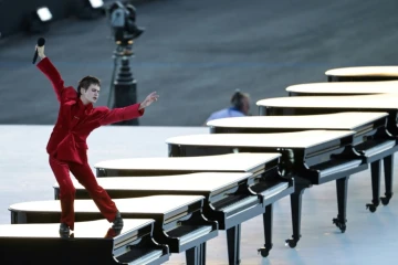 L'artiste Christine and The Queens lors de la cérémonie d'ouverture des Jeux paralympiques de Paris-2024, place de la Concorde à Paris, le 28 août 2024 